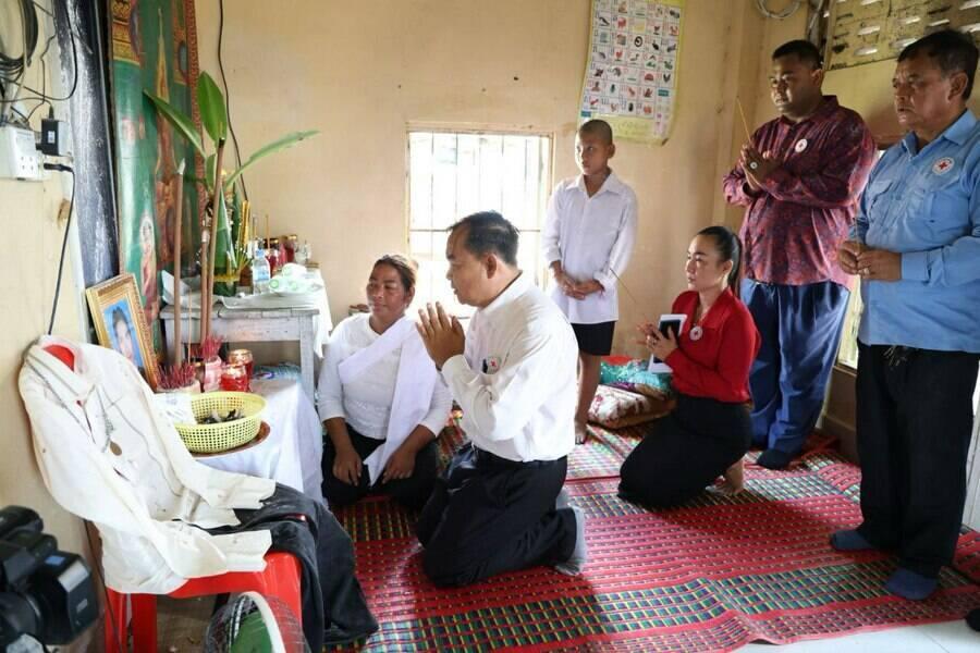 កាកបាទក្រហមកម្ពុជា ចូលរួម​រំលែក​ទុក្ខ និង​ជូន​ថវិកា ៦​លាន​រៀល ដល់​ភរិយា​នៃ​ស​.​ព ករណី​លោក​ស័ក្តិ​៥ ហ៊ុន ហេង បើក​បុក​រះ​ទាំង​ស្រវឹង