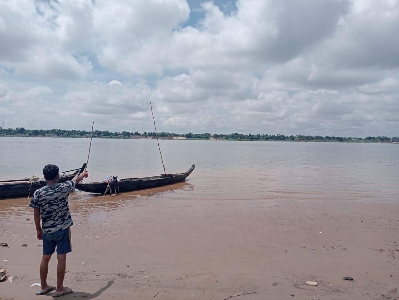 ក្មេង​​ជំទង់​៤-៥​នាក់ បបួល​គ្នា​ទៅ​លេង​ទឹកទន្លេ ​រៀន​ហែល ស្រាប់តែ​ផុត​ជើង​​លិច​បាត់ ព្រឹក​ឡើង​សព​អណ្តែត​ជាប់​មង​អ្នក​ភូមិ ស្រុក​មុខកំពូល