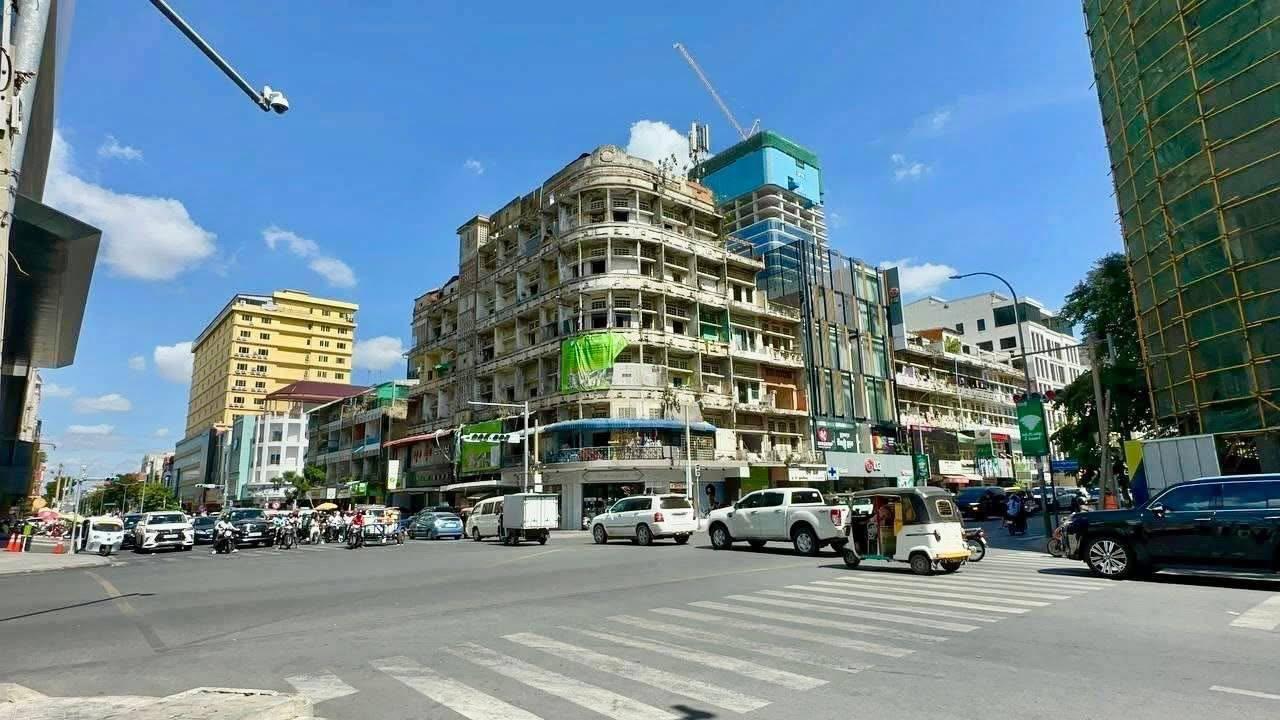 គណៈកម្មការ​ចម្រុះ ចុះ​ហ៊ុម​ព័ទ្ធ​អគារ​អង្គរ​មាន​ជ័យ បន្ទាប់​ពី​ផុត​ឱសានវាទ ត្រឹមថ្ងៃនេះ