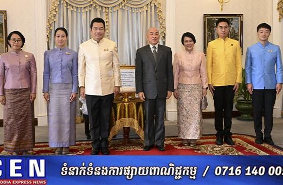ឯកអគ្គរាជទូតថៃ ចូលក្រាបថ្វាយបង្គុំគាល់ដើម្បីថ្វាយអង្ករ នៅក្នុងវរោកាសចម្រើនព្រះជន្មព្រះករុណាព្រះបាទសម្តេចព្រះបរមនាថ នរោត្តម សីហមុនី និងក្នុងឱកាសនៃខួបគម្រប់ ៧៥ ឆ្នាំ នៃការបង្កើតទំនាក់ទំនងការទូតរវាងកម្ពុជា - ថៃ
