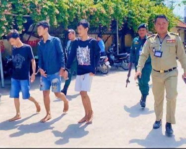 នគរបាល​ខណ្ឌដង្កោ សហការ​ឃាត់ខ្លួន​ចោរប្លន់​ម៉ូតូ​៣​នាក់ ក្នុង​ចំណោម​គ្នា​៩​នាក់