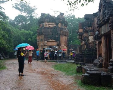 ប្រជាពលរដ្ឋ​ខ្មែរ មក​ពី​បណ្តា​ខេត្ត​នានា​ទូ​ទាំង​ប្រទេស ចូល​មក​ទស្សនា​នៅ​ប្រាសាទតាមាន់ធំ