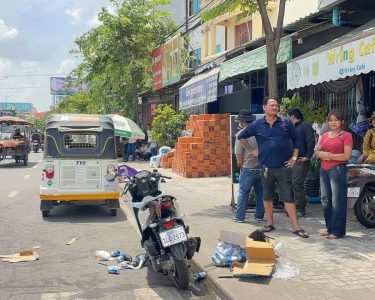 ស្លា.ប់យុវជន​ម្នាក់​ ក្រោយជិះ​ម៉ូតូ​បុក​ម៉ូតូ​កង់​បីដែល​បើកបរបញ្ច្រាស