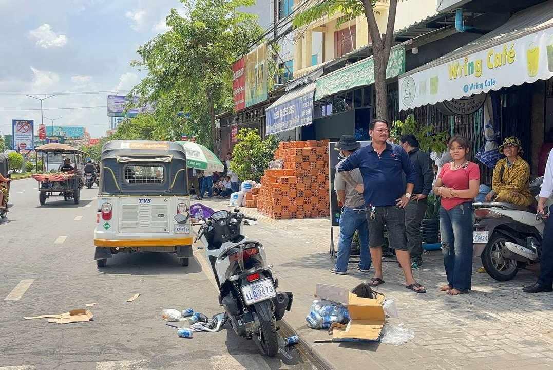 ស្លា.ប់​ដ៏​រន្ធត់: យុវជន​ម្នាក់​បាត់បង់ជីវិត​ភ្លាមៗ ក្រោយ​បុក​ម៉ូតូ​កង់​បី​ដែល​បើក​បញ្ច្រាស​ទិស​ដៅ