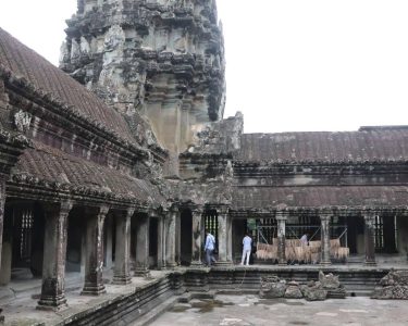 អាជ្ញាធរ​ជាតិ​អប្សរា​ កំពុង​អភិរក្ស និង​ជួសជុល​ជើង​សសរ​ នៅ​រួត​បាកាន​ ប្រាសាទអង្គរវត្ត