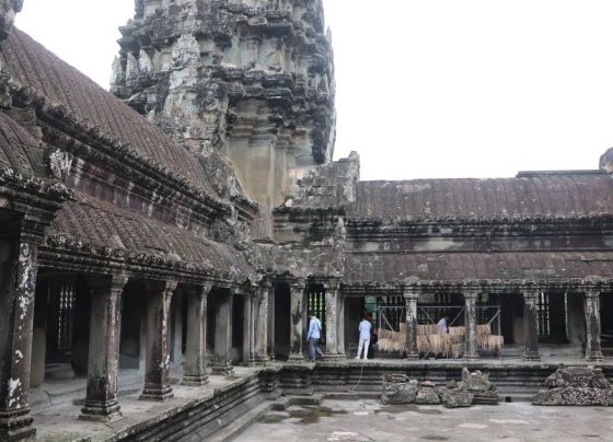 អាជ្ញាធរ​ជាតិ​អប្សរា​ កំពុង​អភិរក្ស និង​ជួសជុល​ជើង​សសរ​ នៅ​រួត​បាកាន​ ប្រាសាទអង្គរវត្ត
