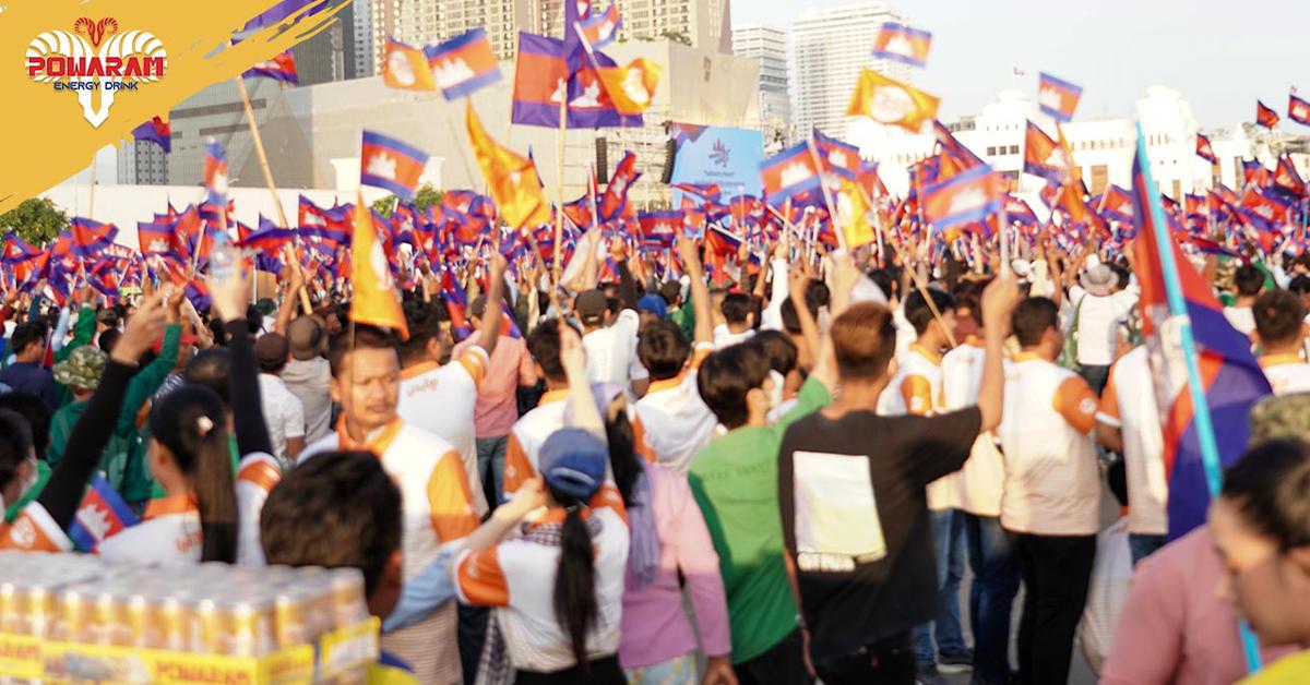 ផោវើរេម ផ្តល់ថាមពល! ចែកភេសជ្ជៈប៉ូវកម្លាំងឥតគិតថ្លៃដល់អ្នកចូលរួម “ការធ្វើដំណើរថ្មើរជើងសាមគ្គី”