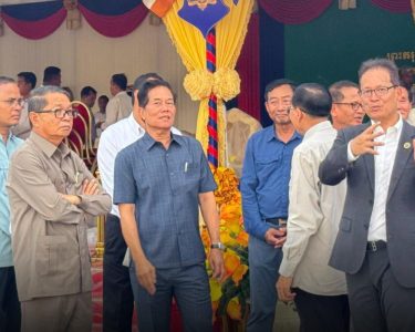 លោក ​ឃួ​ង ស្រេង អមដំណើរសម្តេច​មហាមន្ត្រី គុយ សុផល ចុះ​ពិនិត្យ​ទីតាំង​ពហុ​កីឡាដ្ឋានមរ​ត​ជាតិ​តេ​ជោ ត្រៀម​​ព្រះរាជ​ពិធី​ទិវា​បរិស្ថាន​ជាតិ និង​បរិស្ថាន​ពិភពលោក