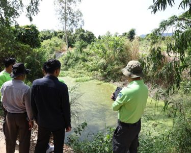 ក្រុមការងារ​ក្រសួងបរិស្ថាន​ ចុះ​អនុវត្ត​ច្បាប់​ករណី​មានការ​បំពុល​ទឹកអូរ​ធំ របស់​កសិដ្ឋាន​ចិញ្ចឹម​ជ្រូក ​នៅ​ក្នុង​ខេត្តកំពត