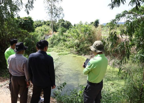 ក្រុមការងារ​ក្រសួងបរិស្ថាន​ ចុះ​អនុវត្ត​ច្បាប់​ករណី​មានការ​បំពុល​ទឹកអូរ​ធំ របស់​កសិដ្ឋាន​ចិញ្ចឹម​ជ្រូក ​នៅ​ក្នុង​ខេត្តកំពត