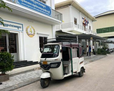 ​បុរសម្នាក់ម្នាក់​ដាច់ខ្យល់​ស្លា​.​ប់​លើ​កង់​បី ហើយ​អ្នកបើកបរ​ បើក​ចូល​សាលាសង្កាត់​ភ្នំពេញ​ថ្មី​អោយ​ប៉ូលិស​ជួយ