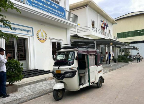 ​បុរសម្នាក់ម្នាក់​ដាច់ខ្យល់​ស្លា​.​ប់​លើ​កង់​បី ហើយ​អ្នកបើកបរ​ បើក​ចូល​សាលាសង្កាត់​ភ្នំពេញ​ថ្មី​អោយ​ប៉ូលិស​ជួយ