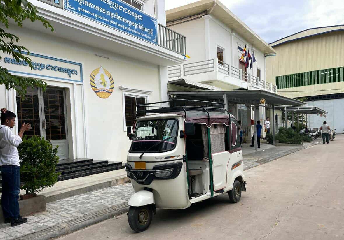 សោកនាដកម្មកង់បី៖ បុរស​ម្នាក់​ដាច់ខ្យល់​ស្លាប់​លើ​កង់​បី​ ខណៈ​អ្នកបើកបរ​ដឹក​ចូល​សាលាសង្កាត់​ភ្នំពេញ​ថ្មី​សុំ​អន្តរាគមន៍​ពី​សមត្ថកិច្ច