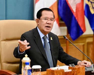 សម្តេច​តេ​ជោ ហ៊ុន សែន សួរ​ថា ហេតុ​អ្វី​ចាំបាច់​ខ្លាច​ហ្វេ​ស​ប៊ុ​ក​របស់ខ្ញុំ? ក្រោយ​កាសែត​ថៃ ចុះ​ផ្សាយ​រឿង​បង្កើត​ក្រុមការងារ​ដោះស្រាយ​ភាព​តានតឹង​តាមព្រំដែន