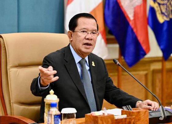 សម្តេច​តេ​ជោ ហ៊ុន សែន សួរ​ថា ហេតុ​អ្វី​ចាំបាច់​ខ្លាច​ហ្វេ​ស​ប៊ុ​ក​របស់ខ្ញុំ? ក្រោយ​កាសែត​ថៃ ចុះ​ផ្សាយ​រឿង​បង្កើត​ក្រុមការងារ​ដោះស្រាយ​ភាព​តានតឹង​តាមព្រំដែន
