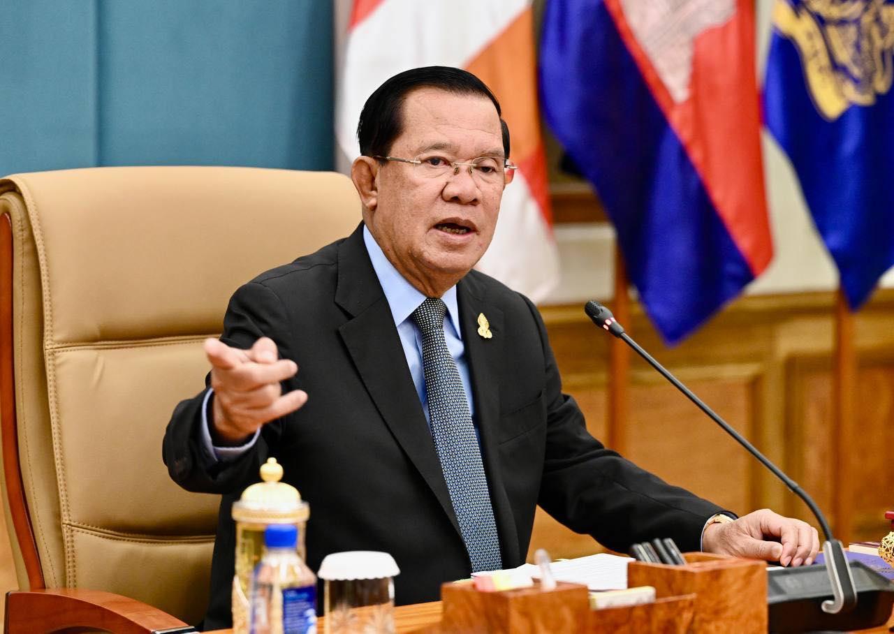 សម្តេច​តេ​ជោ ហ៊ុន សែន ចោទសួរ៖ «ហេតុ​អ្វី​ខ្លាច Facebook ខ្ញុំ?» ក្រោយ​កាសែត​ថៃ​ចុះផ្សាយ​បង្កើត​ក្រុម​ដោះស្រាយ​ភាព​តានតឹង​ព្រំដែន​ដោយសារ​ការ​បង្ហោះ​សារ