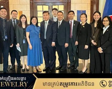 កម្ពុជា-សិង្ហបុរី ប្តេជ្ញាលើកទឹកចិត្តឱ្យមានការផ្លាស់ប្ដូរព័ត៌មាន និងកិច្ចសន្ទនាជាប្រចាំ ដើម្បី រិះរកកាលានុវត្តភាពបង្កើនពាណិជ្ជកម្មទ្វេភាគី និងវិនិយោគ ជាពិសេសនៅក្នុងវិស័យ កសិកម្ម និងផលិតកម្មស្បៀង