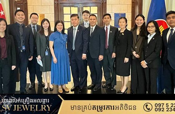 កម្ពុជា-សិង្ហបុរី ប្តេជ្ញាលើកទឹកចិត្តឱ្យមានការផ្លាស់ប្ដូរព័ត៌មាន និងកិច្ចសន្ទនាជាប្រចាំ ដើម្បី រិះរកកាលានុវត្តភាពបង្កើនពាណិជ្ជកម្មទ្វេភាគី និងវិនិយោគ ជាពិសេសនៅក្នុងវិស័យ កសិកម្ម និងផលិតកម្មស្បៀង