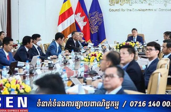 ឯកឧត្តម ស៊ុន ចាន់ថុល ពិនិត្យ និងពិភាក្សាលើសេចក្ដីព្រាងរបាយការណ៍វាយតម្លៃលើការអនុវត្តផែនទីបង្ហាញផ្លូវការអភិវឌ្ឍវិស័យយានយន្ត និងអេឡិចត្រូនិកកម្ពុជា