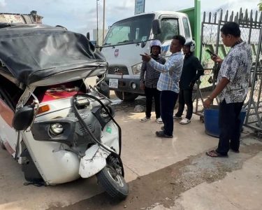 បើក​រថយន្ត​បុក​ម៉ូតូ​កង់​៣​ ពីក្រោយ​រុញ​ផ្ទប់​រថយន្ត​មួយ​គ្រឿង​ទៀត ​កៀប​ជាប់​ម្នាក់រង​របួសធ្ងន់