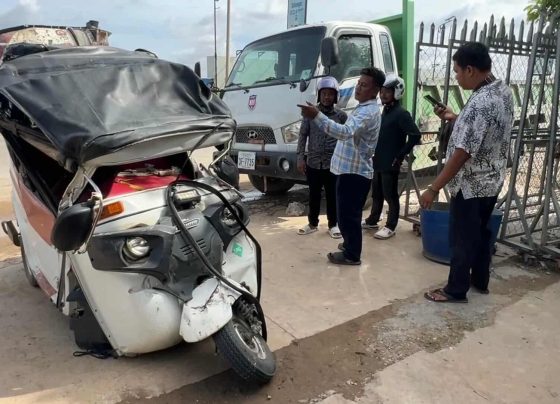 បើក​រថយន្ត​បុក​ម៉ូតូ​កង់​៣​ ពីក្រោយ​រុញ​ផ្ទប់​រថយន្ត​មួយ​គ្រឿង​ទៀត ​កៀប​ជាប់​ម្នាក់រង​របួសធ្ងន់