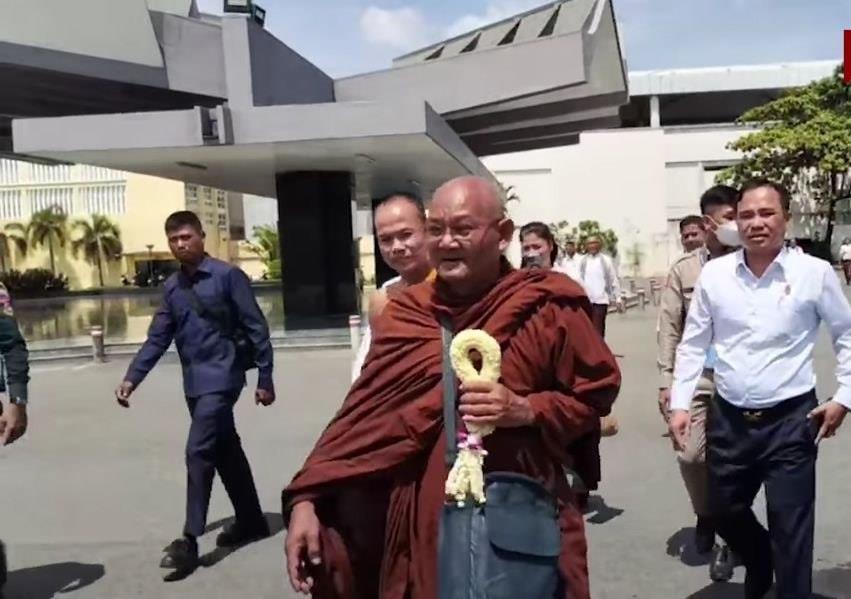 លោកឪស៊ុច​មកដល់កម្ពុជា: ព្រះសង្ឃថៃនិមន្តដល់ទឹកដីខ្មែរ​ ក្រោយ​សម្តេច​ធិបតី​ ហ៊ុន ម៉ាណែត​ និង​សម្តេចតេជោ​ ហ៊ុន សែន​ ប្រកាស​ស្វាគមន៍​យ៉ាងកក់ក្តៅ