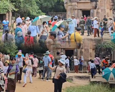 ប្រជាពលរដ្ឋបាននាំគ្នាសម្រុកទៅលេងនៅប្រាសាទតាមាន់ធំ និងប្រាសាទតាក្របី ១ថ្ងៃរាប់ពាន់នាក់
