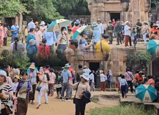 ប្រជាពលរដ្ឋបាននាំគ្នាសម្រុកទៅលេងនៅប្រាសាទតាមាន់ធំ និងប្រាសាទតាក្របី ១ថ្ងៃរាប់ពាន់នាក់