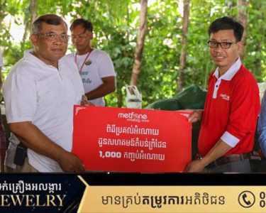 មិត្តហ្វូនផ្សព្វផ្សាយសុច្ឆន្ទៈ គាំទ្រដល់គ្រួសារក្រីក្ររាប់ពាន់នាក់ នៅតំបន់ព្រំដែនកម្ពុជា