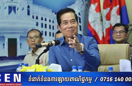 ឯកឧត្ដម ឃួង ស្រេង ណែនាំឲ្យប្រធានភូមិ និងលោកចៅសង្កាត់ ត្រូវពិនិត្យជាប្រចាំនិងមានវិធានការ ចំពោះឡានដឹកខ្សាច់ ដឹកដី បើធ្វើឱ្យខូចខាតផ្លូវត្រូវតែជួសជុលឡើងវិញ