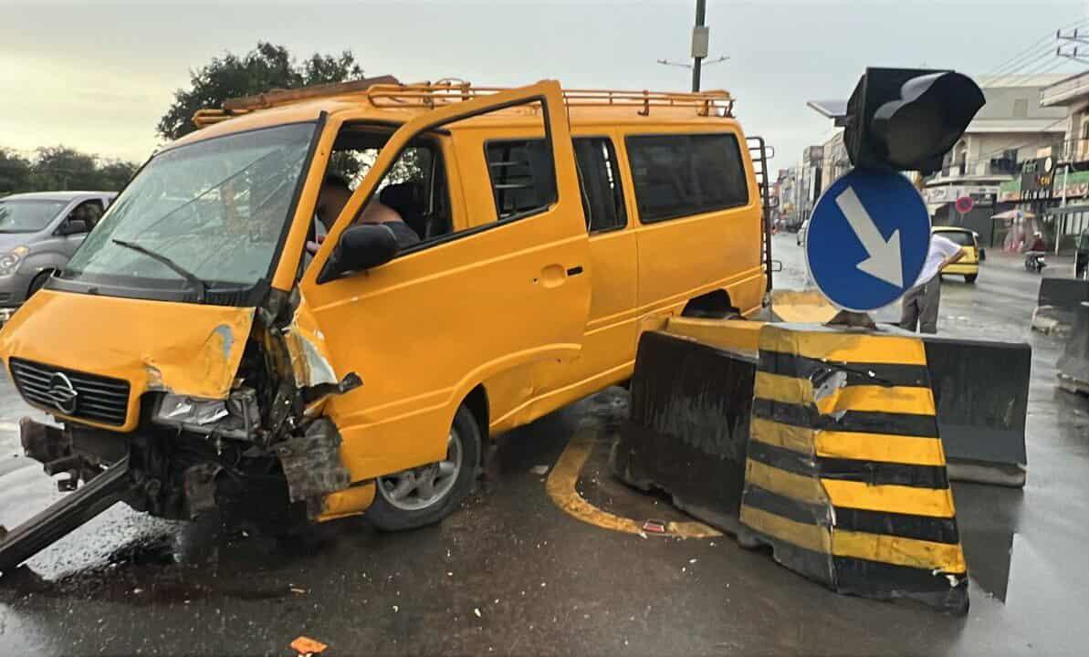 រថយន្ត​សាំ​យ៉ុ​ង​ដឹក​គ្រឿងសមុទ្រ​ បើក​គេច​ម៉ូតូ​ជ្រុល​បុក​របាំង​ថ្ម​ចែក​ទ្រូងផ្លូវ​បាក់​ខ្ទេច​៦​កង់​នៅ​មុខ​ព្រលាន​ពោធិ៍ចិនតុង​របួសធ្ងន់​អ្នកបើកបរ