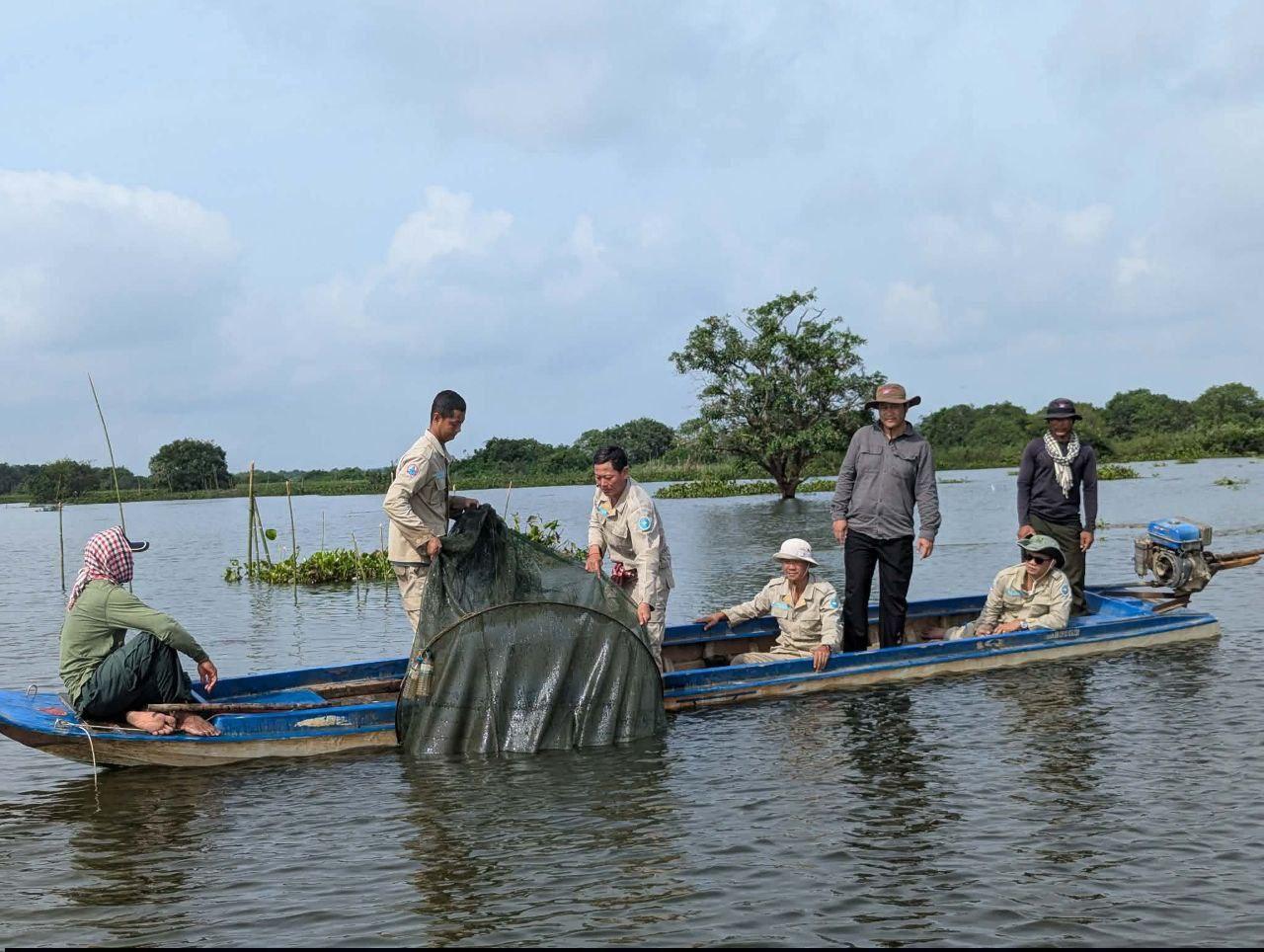 អាជ្ញាធរខេត្តកំពង់ចាម បង្ក្រាបបទល្មើសនេសាទទ្រង់ទ្រាយធំ រឹបអូសស្បៃមុងជិត ២គីឡូម៉ែត្រ និងលែងកូនត្រីរាប់សិបគីឡូក្រាមចូលធម្មជាតិវិញ!