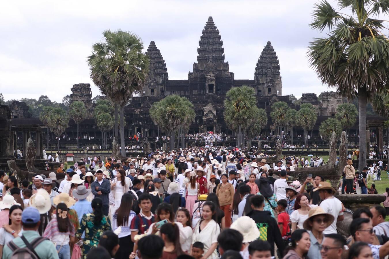 ភ្ញៀវទេសចរជិត ៤០ម៉ឺននាក់ សម្រុកទៅសៀមរាប ក្នុងពិធីបុណ្យអុំទូករយៈពេល ៣ថ្ងៃ!