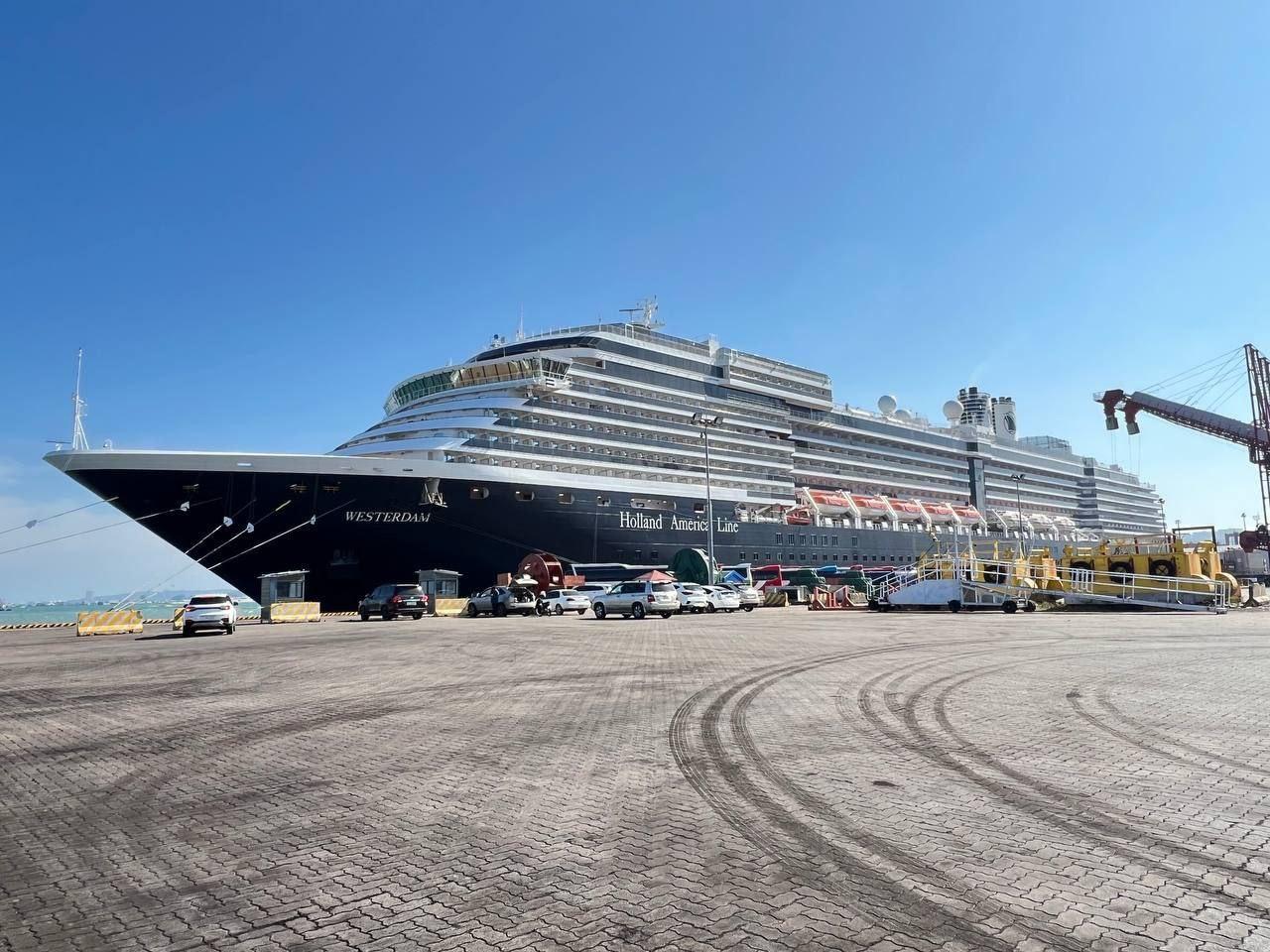 នាវាទេសចរណ៍យក្ស NORWEGIAN ចូលចតកំពង់ផែស្វយ័តក្រុងព្រះសីហនុ នាំភ្ញៀវទេសចរជិត ២០០០ នាក់