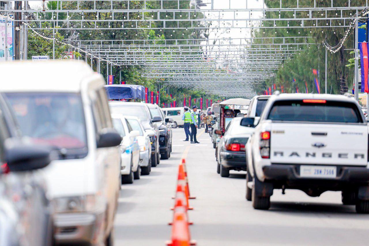 កំពត​បុក​តួរ​ទេសចរណ៍! ភ្ញៀវ​ជិត ២០ ម៉ឺន​នាក់​សម្រុក​កម្សាន្ត​បុណ្យ​អុំទូក ៣ ថ្ងៃ!