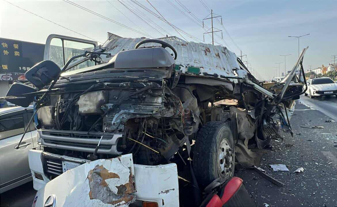 ឡានសណ្តោងកុងតឺន័របុកកន្ទុយខ្ទេចមុខខ្លួនឯង នៅផ្លូវជាតិលេខ៣