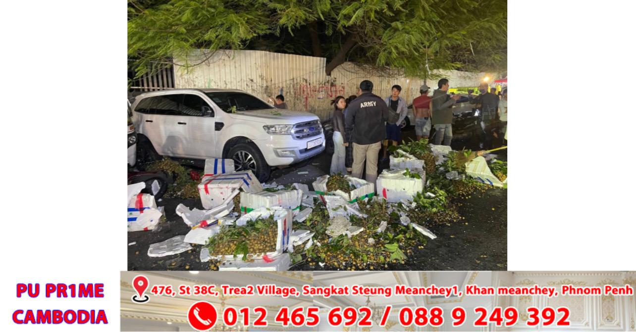 រថយន្តរយ៉ែថយក្រោយចេញពី KTV ជ្រុលបុករុឺម៉ក និងផ្លែឈើខូចខាតយ៉ាងធំ