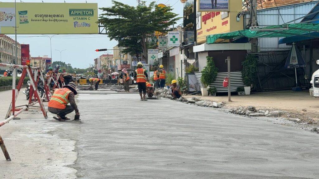 ផ្លូវ២០០៤ កែងដួងងៀប ប្រែកាយជាបេតុងស្រស់ស្អាត សម្រួលការធ្វើដំណើរក្រោយជីកប្រព័ន្ធលូ
