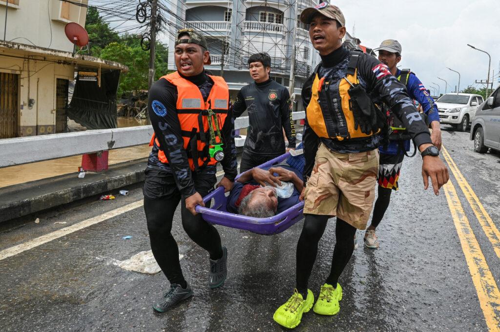 ទឹកជំនន់ថៃសម្លាប់មនុស្ស១០៤នាក់ ប៉ូលិសរៀបកុងតឺន័រ៦ទូដាក់សព