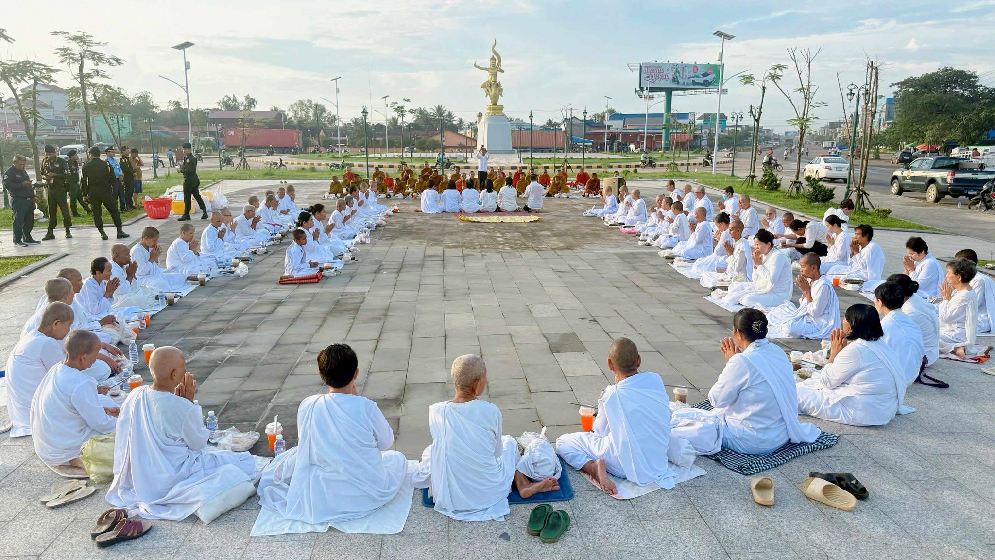 ព្រះសង្ឃ ដូនជី តាជី ជាង១០ខេត្ត ជួបជុំសមាធិបួងសួងសន្តិភាព និងរំលឹកគុណវីរបុរសជាតិ នៅខេត្តព្រះសីហនុ