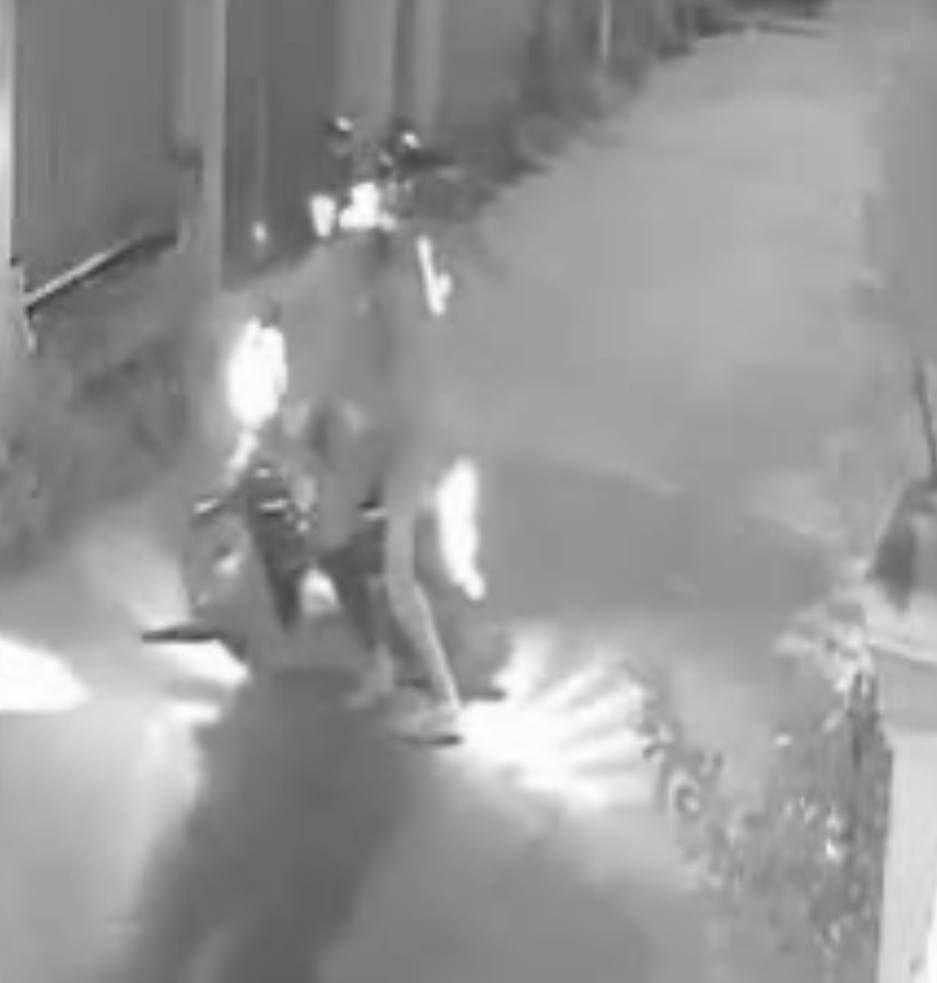 តាមប្រមាញ់៤ថ្ងៃ! ក្រុមចោរឆក់ iPhone 17 Pro Max ពីស្ត្រីជិះម៉ូតូនៅកំពង់ចាម ត្រូវសមត្ថកិច្ចវែកមុខបានហើយ!