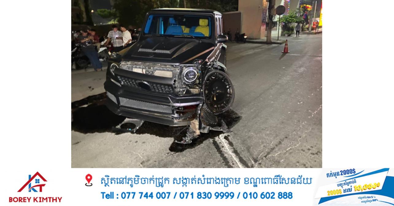 រថយន្ត BRABUS បើកបុករបាំងថ្មគល់ស្ពានក្បាលថ្នល់ខ្ទេចមួយកំណាត់មុខ ផ្អើលទាំងយប់!
