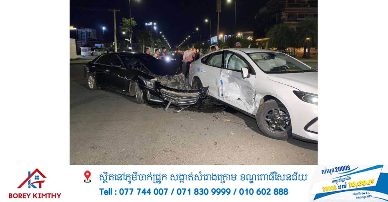 រថយន្ត BYD ទើបនឹងទិញមិនទាន់បានមួយថ្ងៃផង ត្រូវរថយន្ត EASCALET បុកពេញទំហឹងនៅផ្លូវបំបែកបួន បណ្ដាលឲ្យខូចខាតយ៉ាងដំណំ