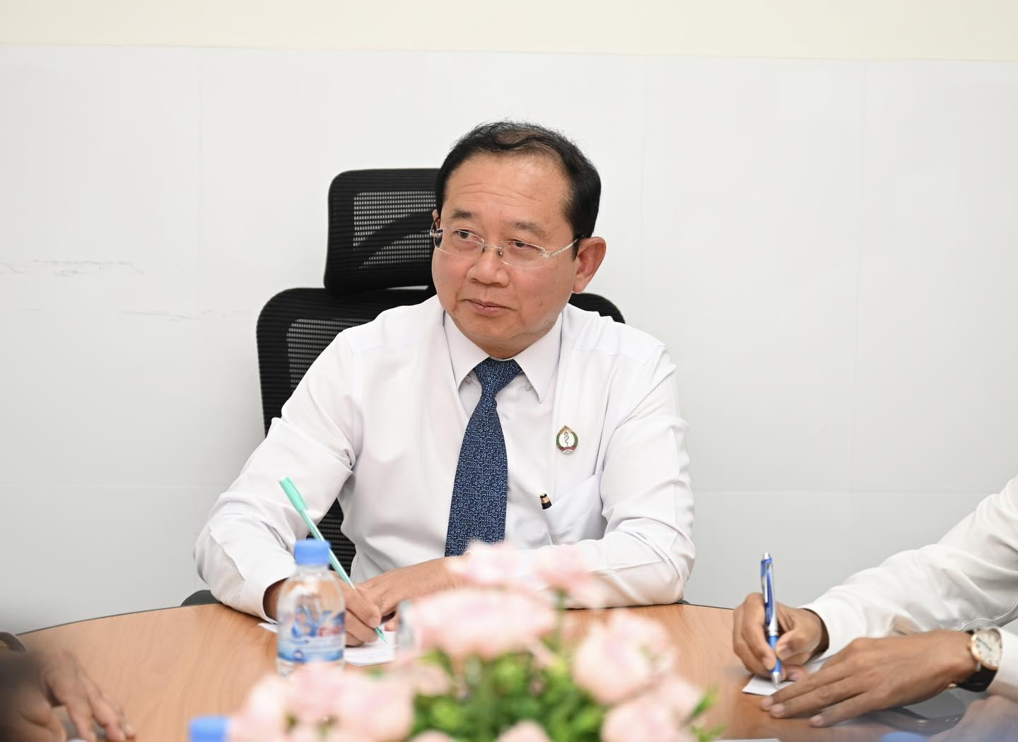 ឯកឧត្តមរដ្ឋមន្ត្រី ឈាង រ៉ា ចុះសួរសុខទុក្ខយ៉ាងយកចិត្តទុកដាក់ ជនរងគ្រោះ៣នាក់ ដោយការបាញ់ប្រហារនៅព្រៃចាន់ ដល់មន្ទីរពេទ្យកាល់ម៉ែត