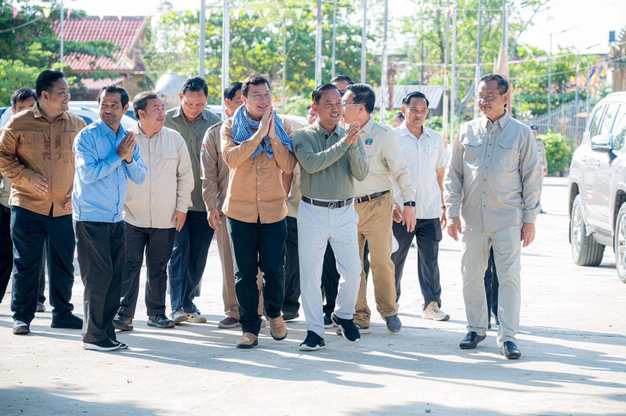 រាជរដ្ឋាភិបាល​ជួយ​កសិករ​រងគ្រោះ! ខេត្ត​តាកែវ​ចែក​ពូជស្រូវ ៣០តោន ដល់​ពលរដ្ឋ​៥​ស្រុក