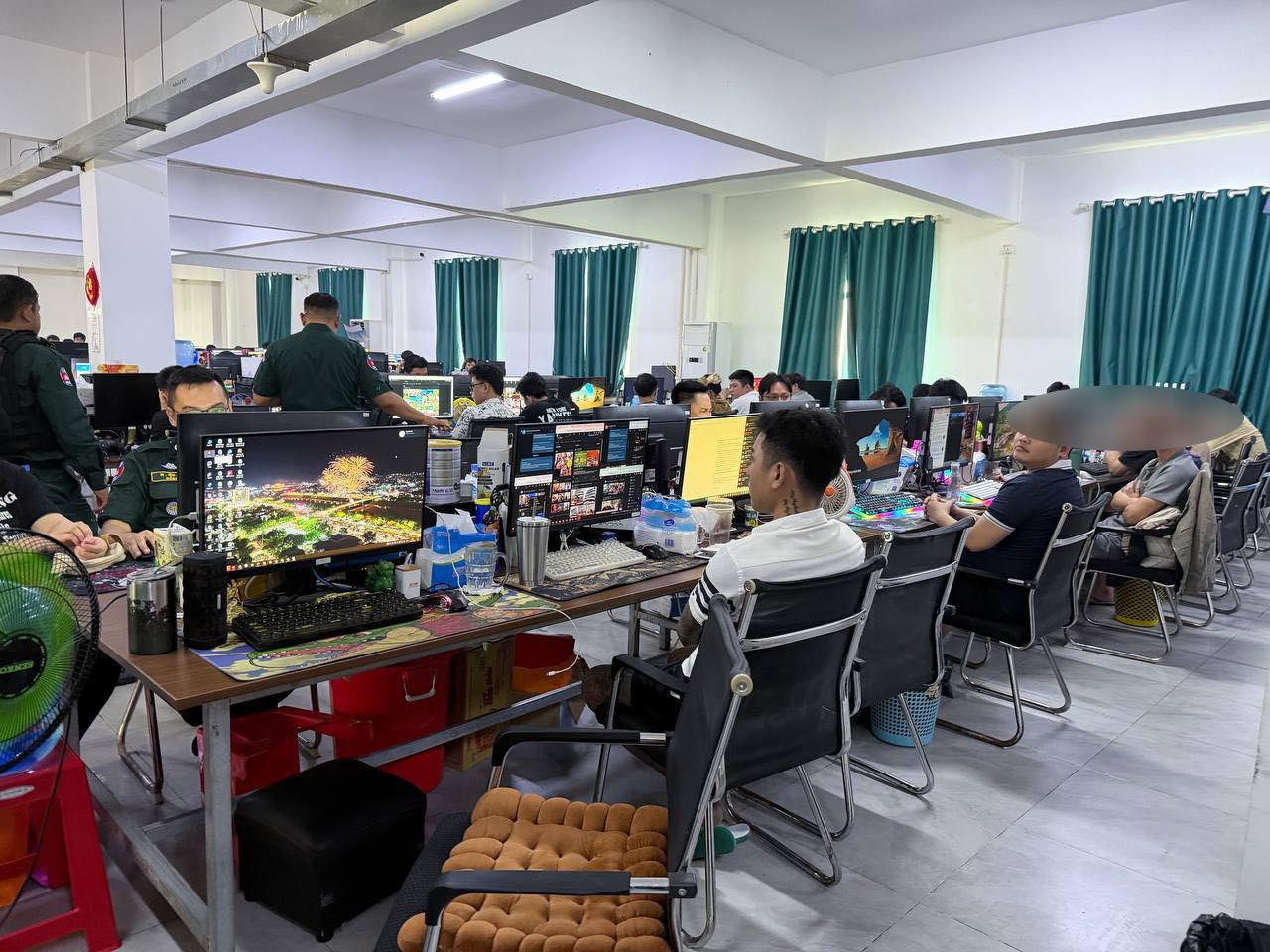 បង្ក្រាបធំ! ជនជាតិវៀតណាម៣០នាក់ ត្រូវចាប់ខ្លួននៅបាវិត ពាក់ព័ន្ធឆបោកអនឡាញទ្រង់ទ្រាយធំ!