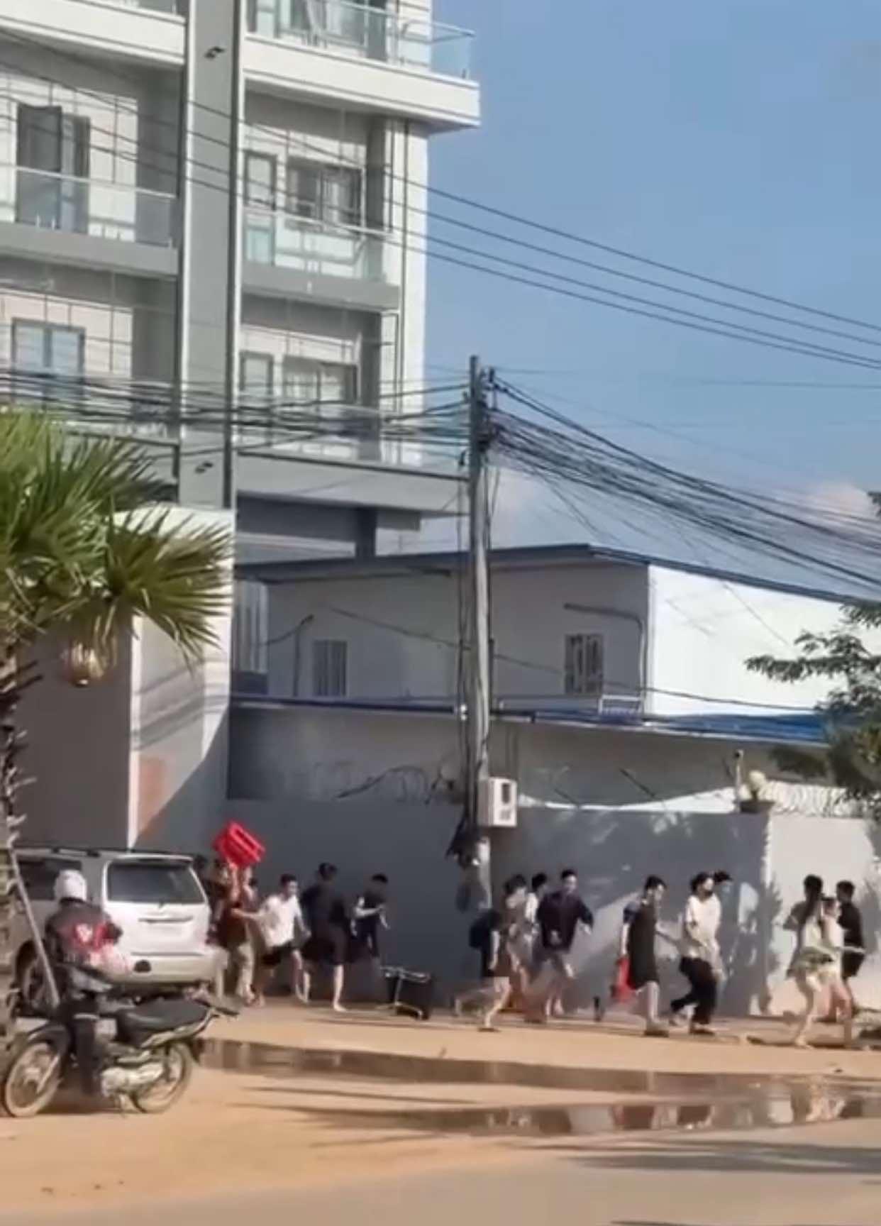 «ផ្អើល​ក្រុង​បាវិត! ជនជាតិ​វៀតណាម​រាប់រយ​នាក់​ព្រួត​វាយ​គ្នា​ក្នុង​អគារ​ល្បែង​អនឡាញ រួច​នាំគ្នា​លោត​ពីលើ​រត់​គេច​ខ្លួន»