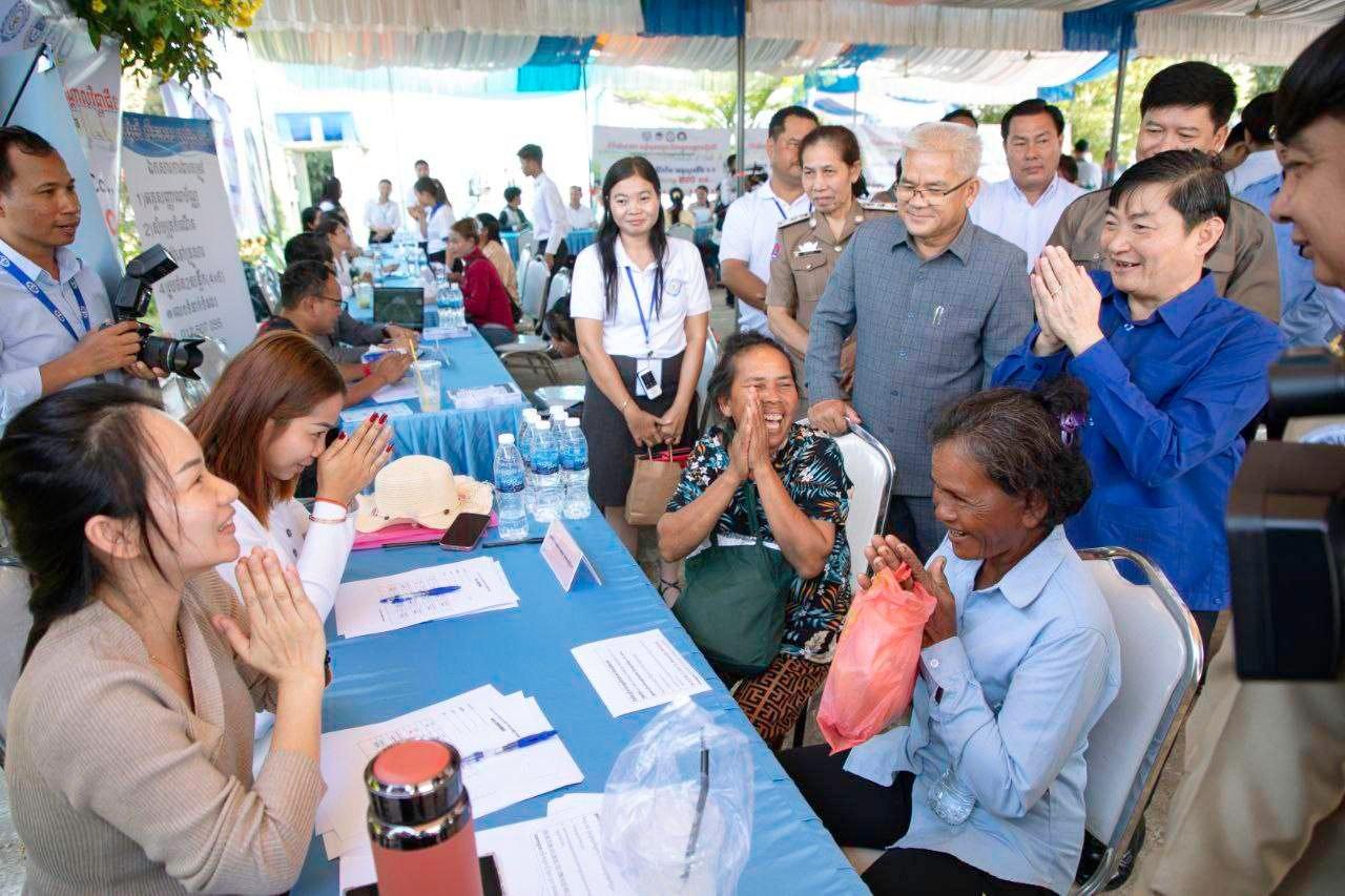 ឱកាសមាស! អតីតពលករខ្មែរនៅបាត់ដំបង រីករាយនឹងពិព័រណ៍ការងាររបស់ក្រសួង ដែលនាំការងារដល់មូលដ្ឋាន