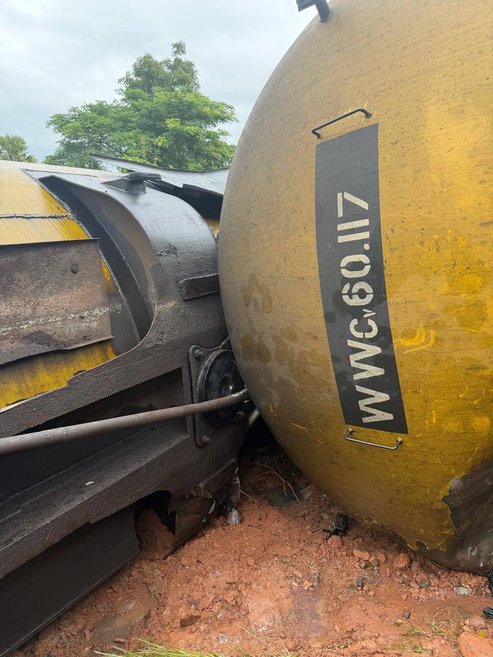 រន្ធត់! រថភ្លើងដឹកប្រេង ៣ ទូរ ក្រឡាប់ផ្ងារជើងនៅស្រុកបាកាន ពោធិ៍សាត់ ព្រោះតែផ្លូវស្រុត គ្មានគ្រោះថ្នាក់ដល់មនុស្ស!