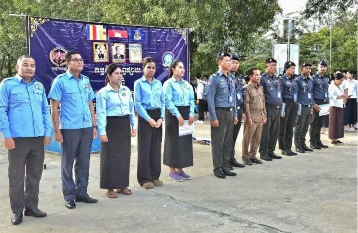 កំពង់ស្ពឺ៖ មេបញ្ជាការ​អាវុធហត្ថ​ក្រើនរំលឹក​អប់រំ​គ្រឿងញៀន​និង​ក្មេង​ទំនើង​តាម​សាលា​ប្រសើរ​ជាង​បង្ក្រាប!